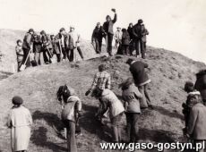 5912.Czyn spoleczny (prace porzadkowe) na Gorze Zamkowej w Gostyniu (poczatek lat 70. XX wieku)