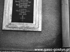5913.Pamiatkowa tablica na scianie ratusza w Poniecu poswiecona zolnierzom Baonu Ponieckiego Powstania Wielkopolskiego 1918-1919 (zdjecie z 1968 roku)