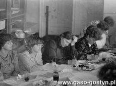 5914.Rada pedagogiczna w Szkole Podstawowej nr 1 w Gostyniu podsumowujaca rok szkolny 1983-1984.JPG