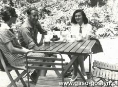 5916.Veverska Bityska w Czechoslowacji - oboz miedzynarodowy w 1970 roku (Niemcy, Rosjanie, Czesi i 24 harcerzy z Polski ) - harcmistrz Mieczyslaw Krauze, podharcmistrzyni Janina Sobieraj oraz opiekunka obozu