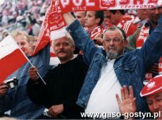 592.Kibice z Gostynia na meczu Polska-Norwegia (3-0) w ramach eliminacji Mistrzostw Swiata Korea Pld.-Japonia 2002 (Chorzow, 1 wrzesnia 2001 r.)