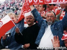 592.Kibice z Gostynia na meczu Polska-Norwegia (3-0) w ramach eliminacji Mistrzostw Swiata Korea Pld.-Japonia 2002 (Chorzow, 1 wrzesnia 2001 r.)