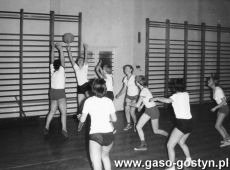 5928.Lekcja wychowania fizycznego w Szkole Podstawowej w Pepowie (1980 r.).JPG