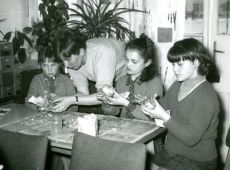 5928.Wykonywanie kukielek konkursowych przez dzieci w Oddziale dla Dzieci i Mlodziezy Powiatowej i Miejskiej Biblioteki Publicznej w Gostyniu (16 kwietnia 1969 r.)