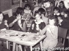 5929.Wykonywanie kukielek konkursowych przez dzieci w Oddziale dla Dzieci i Mlodziezy Powiatowej i Miejskiej Biblioteki Publicznej w Gostyniu (16 kwietnia 1969 r.)
