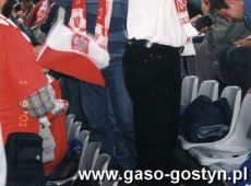 593.Kibice z Gostynia na meczu Polska-Norwegia (3-0) w ramach eliminacji Mistrzostw Swiata Korea Pld.-Japonia 2002 (Chorzow, 1 wrzesnia 2001 r.)