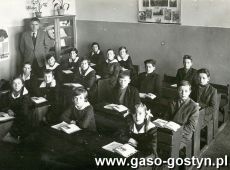 593.Uczniowe klasy VI Szkoly Podstawowej w Sikorzynie (1963r.)-wych. Jan Kozlowski
