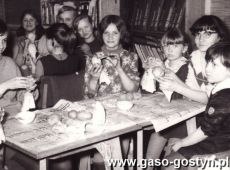 5930.Wykonywanie kukielek konkursowych przez dzieci w Oddziale dla Dzieci i Mlodziezy Powiatowej i Miejskiej Biblioteki Publicznej w Gostyniu (16 kwietnia 1969 r.).)