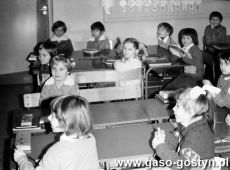 5932.Uczniowie Szkoly Podstawowej w Pepowie (1980 r.).JPG