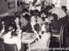 5933.Wykonywanie kukielek konkursowych przez dzieci w Oddziale dla Dzieci i Mlodziezy Powiatowej i Miejskiej Biblioteki Publicznej w Gostyniu (16 kwietnia 1969 r.)