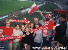 594.Kibice z Gostynia na meczu Polska-Norwegia (3-0) w ramach eliminacji Mistrzostw Swiata Korea Pld.-Japonia 2002 (Chorzow, 1 wrzesnia 2001 r.)