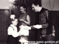 5943.Ratusz w Gostyniu - podsumowanie konkursu dla dzieci na wykonanie kukielek (27 maja 1969 r.)