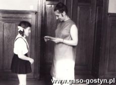 5945.Ratusz w Gostyniu - podsumowanie konkursu dla dzieci na wykonanie kukielek (27 maja 1969 r.)