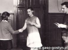 5946.Ratusz w Gostyniu - podsumowanie konkursu dla dzieci na wykonanie kukielek (27 maja 1969 r.)