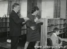 5947. Gabriela Wyzujak (kierownik Oddzialu dla Dzieci i Mlodziezy) i Stefan Markowski (dyrektor gostynskiej biblioteki)