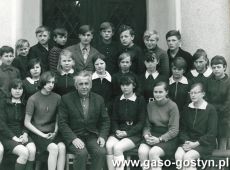 5947.Szkola Podstawowa w Kunowie - uczniowie klasy VIII wraz z wychowawca Ildefonsem Czerniakiem (1970 r.)