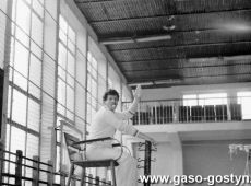 5948.Final Wojewodzkich Igrzysk Mlodziezy Szkolnej w Pilce Siatkowej w hali sportowej SP 2 w Gostyniu (1988 r.) - sedzia turnieju Antoni Kus.JPG