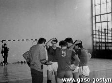5950.Final Wojewodzkich Igrzysk Mlodziezy Szkolnej w Pilce Siatkowej w hali sportowej SP 2 w Gostyniu (1988 r.) - siatkarze gostynskiego LO.JPG
