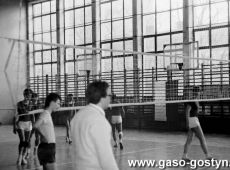 5951.Final Wojewodzkich Igrzysk Mlodziezy Szkolnej w Pilce Siatkowej w hali sportowej SP 2 w Gostyniu (1988 r.) - siatkarze gostynskiego LO i sedzia Grzegorz Gorynia.JPG
