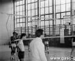 5951.Final Wojewodzkich Igrzysk Mlodziezy Szkolnej w Pilce Siatkowej w hali sportowej SP 2 w Gostyniu (1988 r.) - siatkarze gostynskiego LO i sedzia Grzegorz Gorynia.JPG