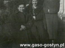 5953. Gabriela Urbaniak (potem Wyzujak) z kolezankami przed budynkiem Liceum Ogolnoksztalcacego w Gostyniu