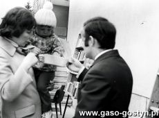 5955. Gabriela Wyzujak z corka Agata na obchodach Miedzynarodowego Dnia Prasy i Ksiazki (ok.1974 r.)
