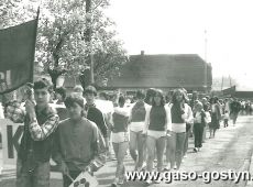 596. 1 maja 1986-w pochodzie maszeruja sportowcy szkoly podstawowej nr 3 w Gostyniu.