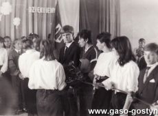5964.Pozegnanie absolwentow Szkoly Podstawowej nr 1 im. Czarnego Legionu w Gostyniu (1989 r.)