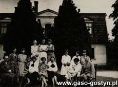 5970.Uczennice Gimnazjum w Gostyniu wraz z prof. Michalina Dabinska z wizyta u Stanislawa (wlasciciela Zelazna) i Emilii (z Sicinskich) Jasieckich w Zelaznie (10 czerwca 1931 r.)