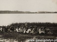 5971.Uczennice Gimnazjum w Gostyniu wraz z prof. Michalina Dabinska nad brzegiem jeziora w Zelaznie (10 czerwca 1931 r.)