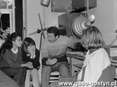 5972.Liceum Ogolnoksztalcace w Gostyniu - zajecia kolka fotograficznego prowadzi Piotr Radojewski (1988 r.).JPG