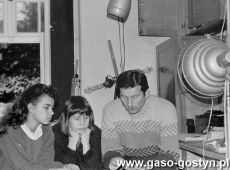 5973.Liceum Ogolnoksztalcace w Gostyniu - zajecia kolka fotograficznego prowadzi Piotr Radojewski (1988 r.).JPG
