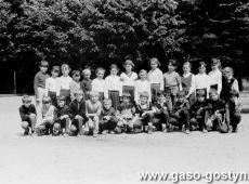 5982..Uczniowie Szkoly Podstawowej nr 1 im. Czarnego Legionu w Gostyniu (1985 r.).JPG