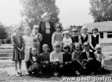 5983.Uczennice Szkoly Podstawowej nr 1 im. Czarnego Legionu w Gostyniu (1985 r.).JPG
