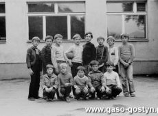 5985.Uczniowie Szkoly Podstawowej nr 1 im. Czarnego Legionu w Gostyniu (1985 r.).JPG
