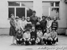 5986.Uczennice Szkoly Podstawowej nr 1 im. Czarnego Legionu w Gostyniu (1985 r.).JPG