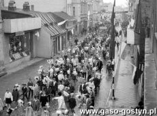 5989.Pochod 1-majowy w Gostyniu (ul.1 Maja, 1969 r.)