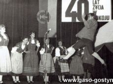 5990.Wystep zepolu folklorystycznego z Suhl (NRD) w Gostynskim Osrodku Kultury HUTNIK w Gostyniu (1985 r.)