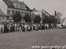 5996. Rynek w Gostyniu - mieszkancy w manifestacji antywojennej (1 wrzesnia 1987 r.)