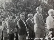 5999. Gora Zamkowa w Gostyniu - manifestacja antywojenna (1 wrzesnia 1987 r.), skladanie wiazanek pod pomnikiem