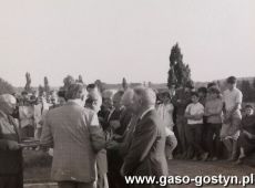 6000. Gora Zamkowa w Gostyniu - manifestacja antywojenna (1 wrzesnia 1987 r.), wreczanie odznaczen kombatantom przez naczelnika miasta i gminy Franciszka Koniecznego