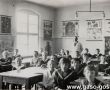 6004.Uczniowie klasy I Gimnazjum w Gostyniu podczas lekcji przyrody prowadzonej przez prof. Wladyslawa Kolomlockiego (czerwiec 1930 r.)