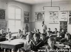 6004.Uczniowie klasy I Gimnazjum w Gostyniu podczas lekcji przyrody prowadzonej przez prof. Wladyslawa Kolomlockiego (czerwiec 1930 r.)