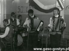 6007.Zasadnicza Szkola Zawodowa w Gostyniu-zespol muzyczny w skladzie Lukomski(fortepian), Starosta (gitara), Zarnowski (perkusja), Luczak i Drahajm (akordeon) podczas koncertu z okazji Dnia Nauczyciela (1969 r.)