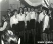 6008.Zasadnicza Szkola Zawodowa w Gostyniu - przy mikrofonach solistki szkolnego zespolu muzycznego podczas koncertu z okazji Gnia Nauczyciela (1969 r.)