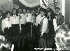 6008.Zasadnicza Szkola Zawodowa w Gostyniu - przy mikrofonach solistki szkolnego zespolu muzycznego podczas koncertu z okazji Gnia Nauczyciela (1969 r.)