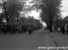 6012.Capstrzyk z okazji Dnia Zwyciestwa - przemarsz ulicami Gostynia (9 maja 1985 r.)