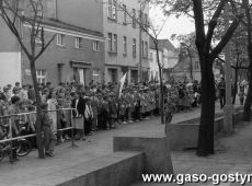 6016.Capstrzyk z okazji Dnia Zwyciestwa - przed Szkola Podstawowa nr 2 im. gen. Tadeusza Kutrzeby w Gostyniu (9 maja 1985 r.)