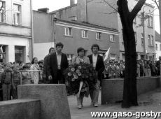 6017.Capstrzyk z okazji Dnia Zwyciestwa - przed Szkola Podstawowa nr 2 im. gen. Tadeusza Kutrzeby w Gostyniu (9 maja 1985 r.)