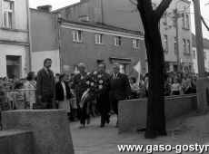 6018.Capstrzyk z okazji Dnia Zwyciestwa - przed Szkola Podstawowa nr 2 im. gen. Tadeusza Kutrzeby w Gostyniu (9 maja 1985 r.)